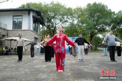 中亚友人杭州同练八段锦 感受传统养生功法魅力